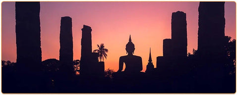 Temples bouddhiste thailandais en ombre devant un coucher de soleil Kaosix