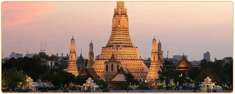 Temples thailandais illuminé à la tombée du jour Kaosix