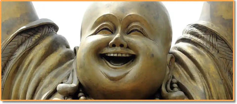 Tête de Bouddha rieur géant en gros plan Kaosix