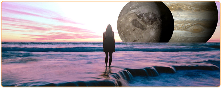Une femme debout dans une rivière regardant 2 lunes imaginaires Kaosix