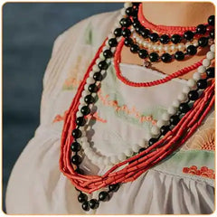 Une femme qui porte plusieurs mala 108 perles autour du cou Kaosix