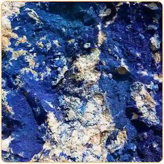 morceaux de lapis lazuli incrustés dans une roche Kaosix