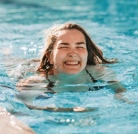 femme qui nage avec un maillot de bain menstruel