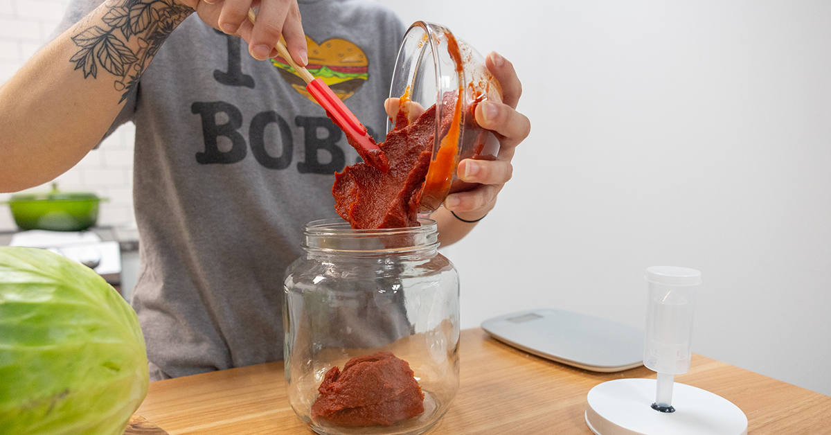 adding tomato paste to bbq sauce