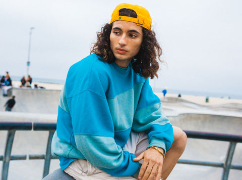 seconhand-blue-crewneck-with-secondhand-mens-chino-shorts-and-yellow-baseball-hat-summer-outfit