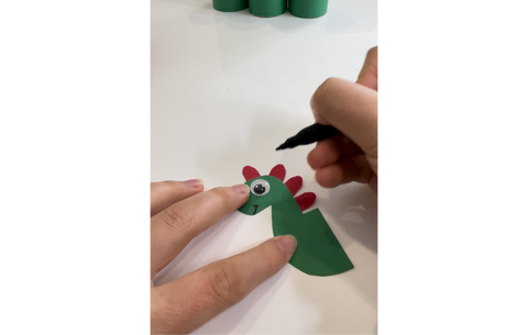 DIY - Pot à crayons dinosaure à partir de nos rouleaux de papier toile –  Popee
