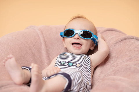 bebé niño con gafas de sol polarizadas azules con diseño de galaxia
