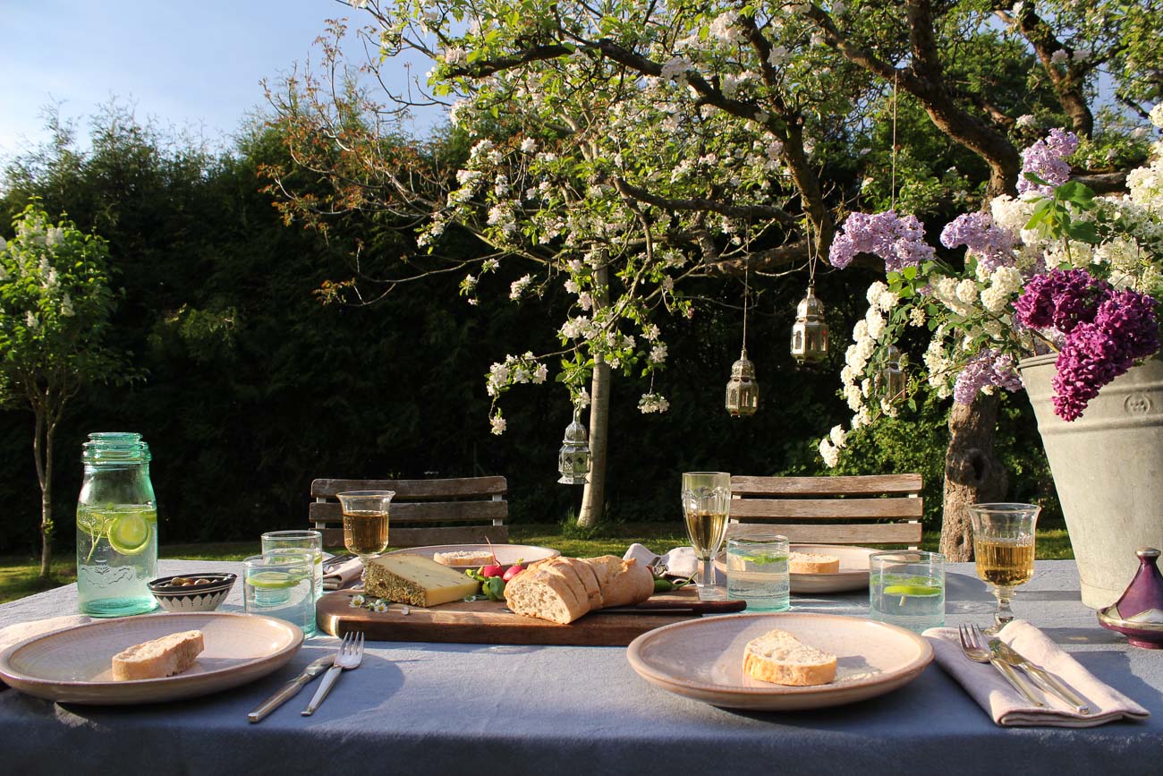 Al fresco, Draußen essen, Laternen, Schälchen, Beldi Glas, Sommer, grau-weiß, marrokanische Keramik, Käse, Abendbrot