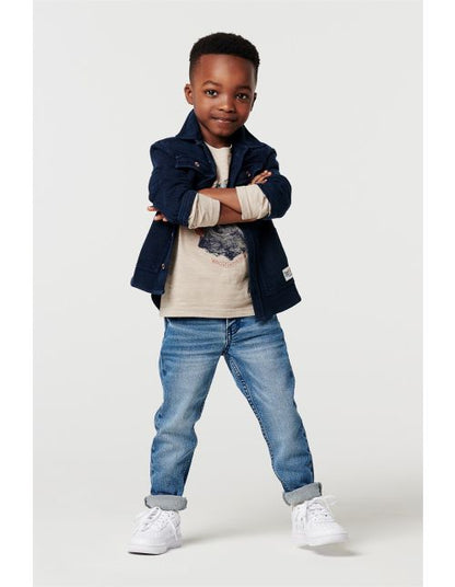 Diese Bluse aus der Noppies Kids Kollektion passt perfekt zu deinem coolen Kind! Die Bluse Kenbridge hat Taschen auf der Brust und am Bauch sowie kupferfarbene Knöpfe.