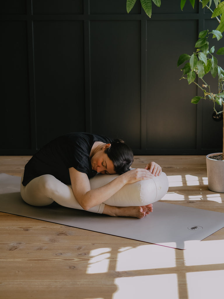 Vorwärtsbeuge mit Bolster