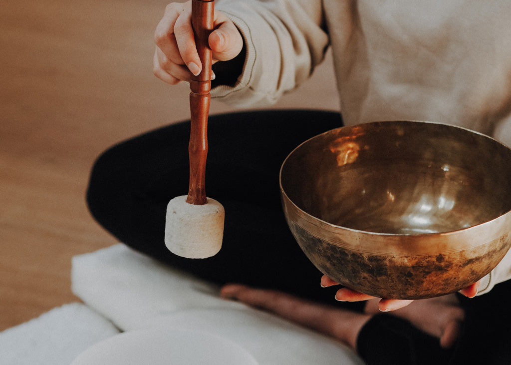 Sound Healing: Frau hält Klangschale