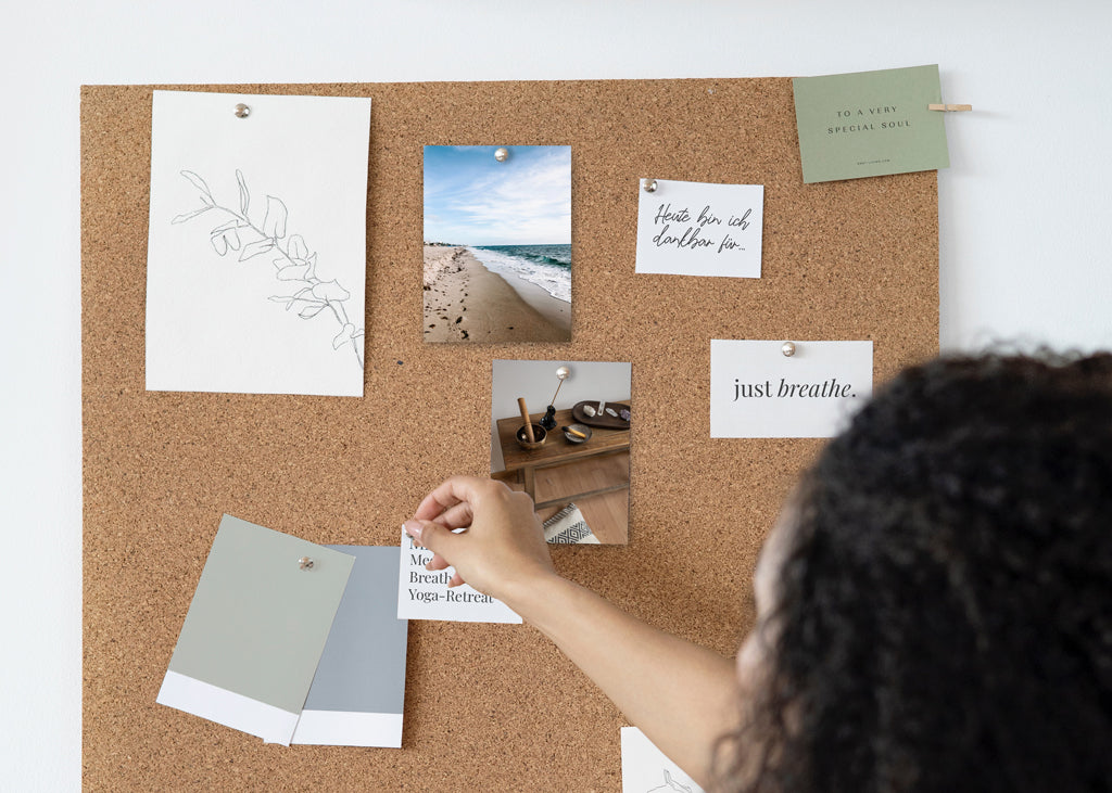 Frau gestaltet ein Vision Board