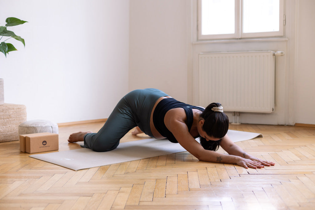 Yoga in der Schwangerschaft: Frau praktiziert den Frosch