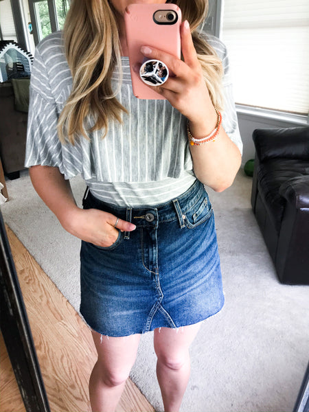 denim skirt outfit