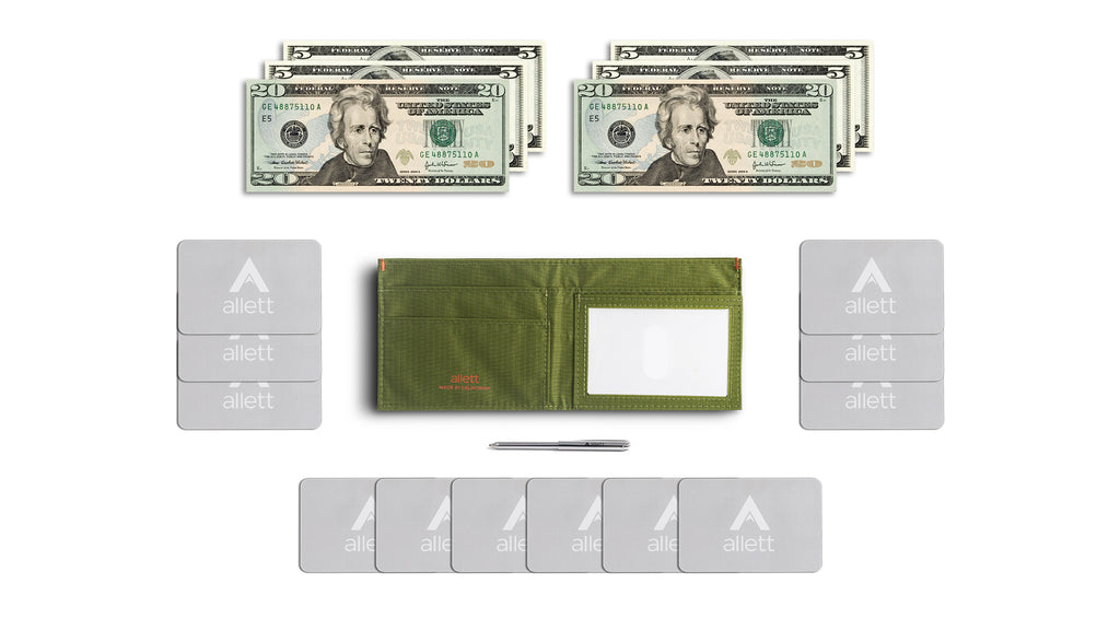 Dreifach faltbare Geldbörse mit Bargeld- und Kartenlayout sowie Stift und Innenseite der Geldbörse