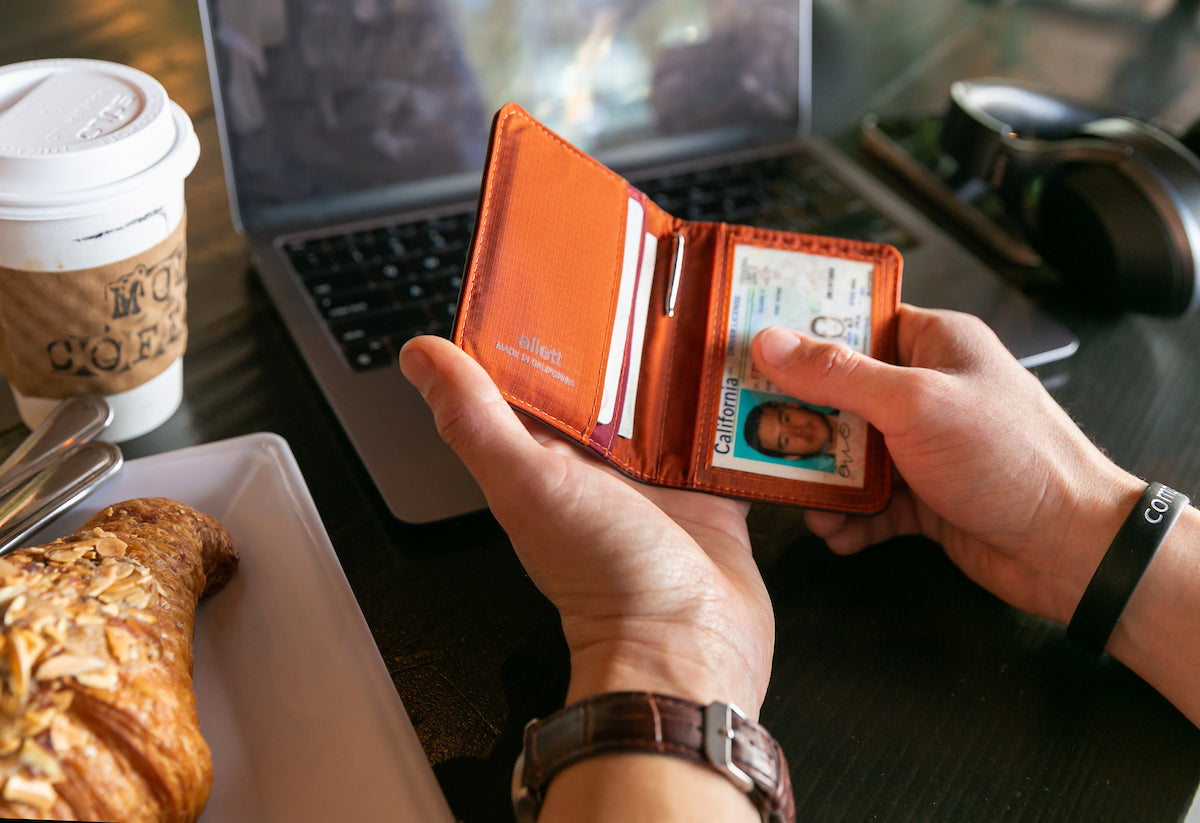 Hände halten die Brieftasche und zeigen die besten Eigenschaften der Brieftasche