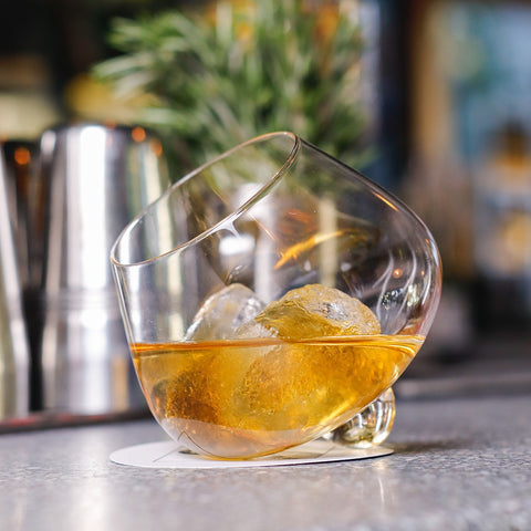 Vaso de whisky con forma de péndulo de Berd and Gold