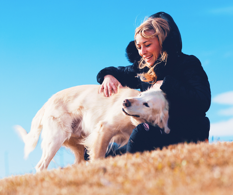 Yuki cares Affiliate-Programm für begeisterte Hundefreunde - Frau tobt freudig mit hellem Hund