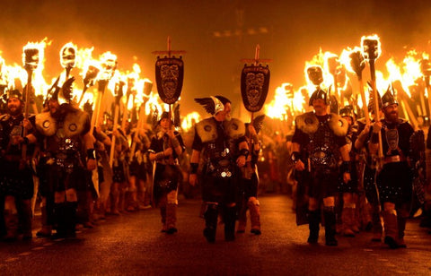 Präzession der Wikinger bei Up Helly Aa - Viking Dragon Blogs