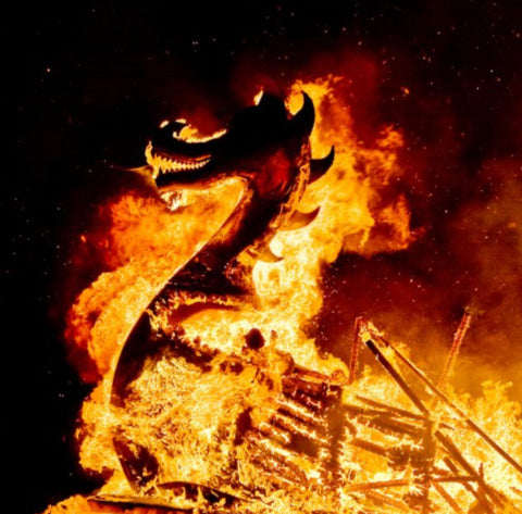 Brennendes Wikinger-Langschiff beim Wikingerfestival Up Helly Aa