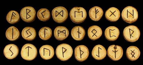Kompletter Satz von 24 Haselnussholz Elder Futhark Runen - Viking Asatru