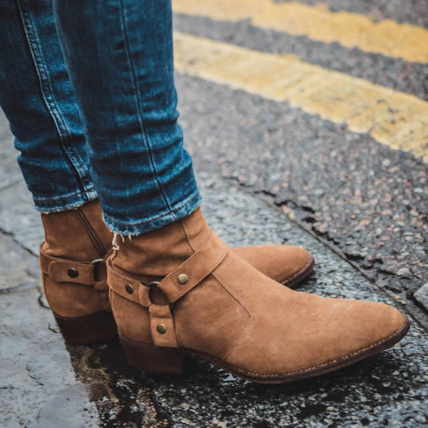 https://cdn.shopify.com/s/files/1/0078/3125/7206/files/harness-zip-boot-tan-suede-vincent-blue-jeans-streetstyle_600x600.jpg?v=1609361682