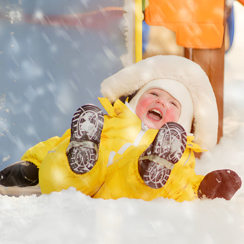 Enfant qui joue dans la neige et qui ris