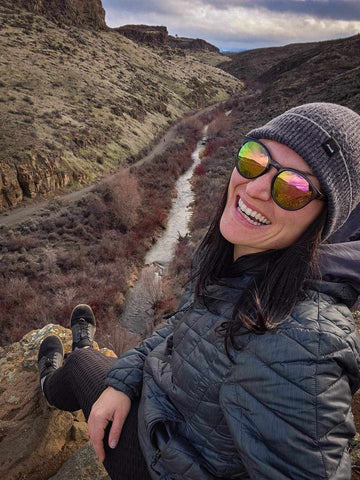 Femme souriantes durant sa randonnée avec ses lightrunner Harmony