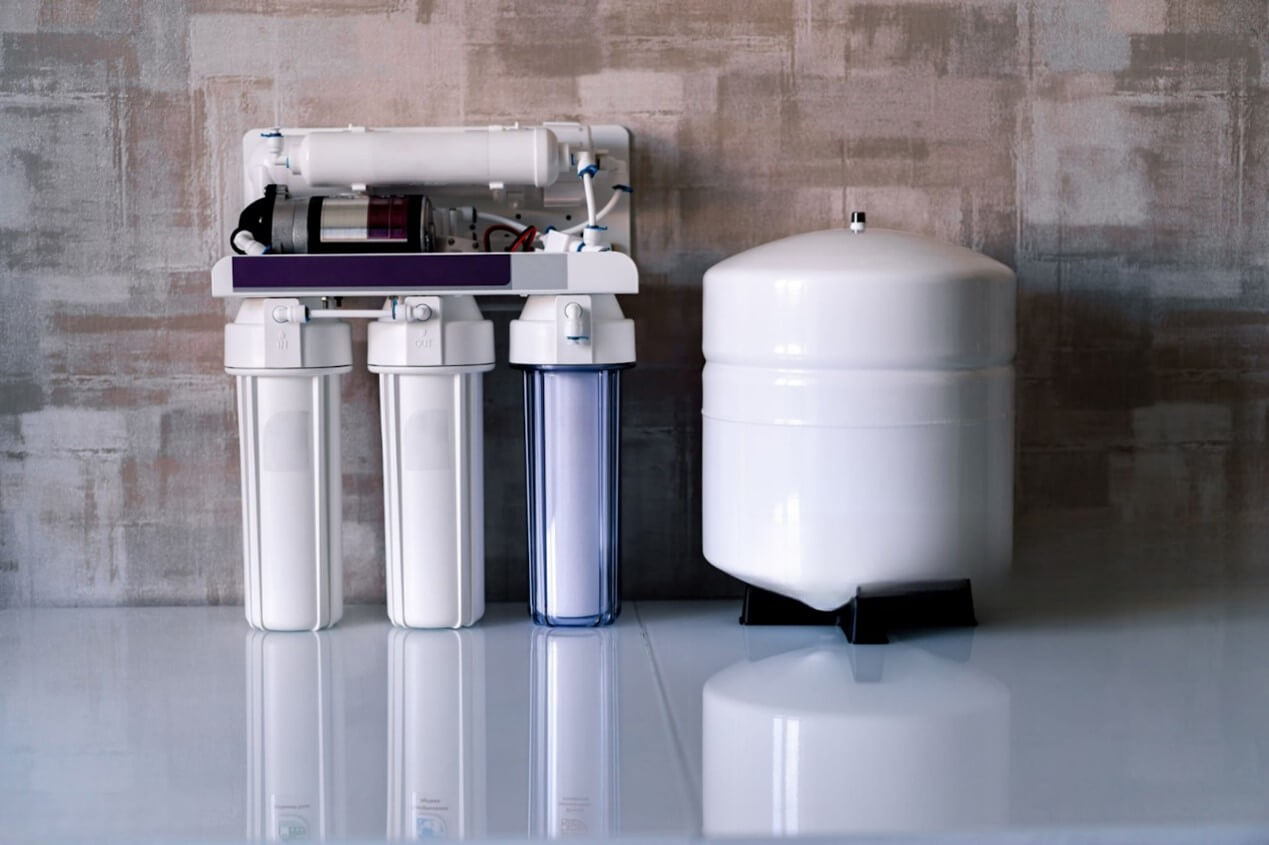 traditional reverse osmosis water filtration system with a tank