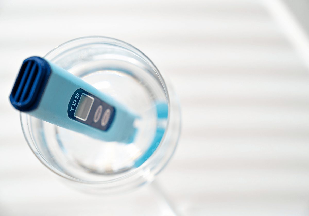 testing the TDS in water with a TDS meter