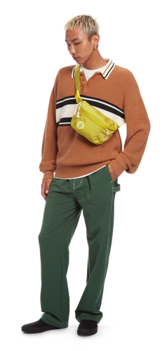 model sporting the Fannypack in the color Citronelle