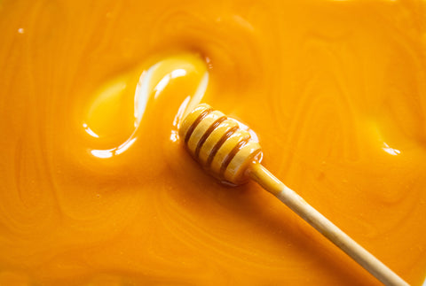 close-up-honey-with-wooden-dipper