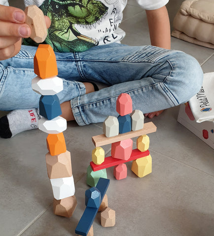 Constructions réalisée avec le jeu éducatif Montessori Petit Menhir