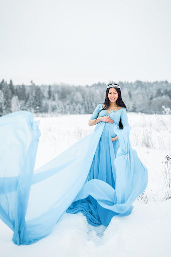 The Prettiest Winter Maternity Photoshoot Ideas - Tulamama