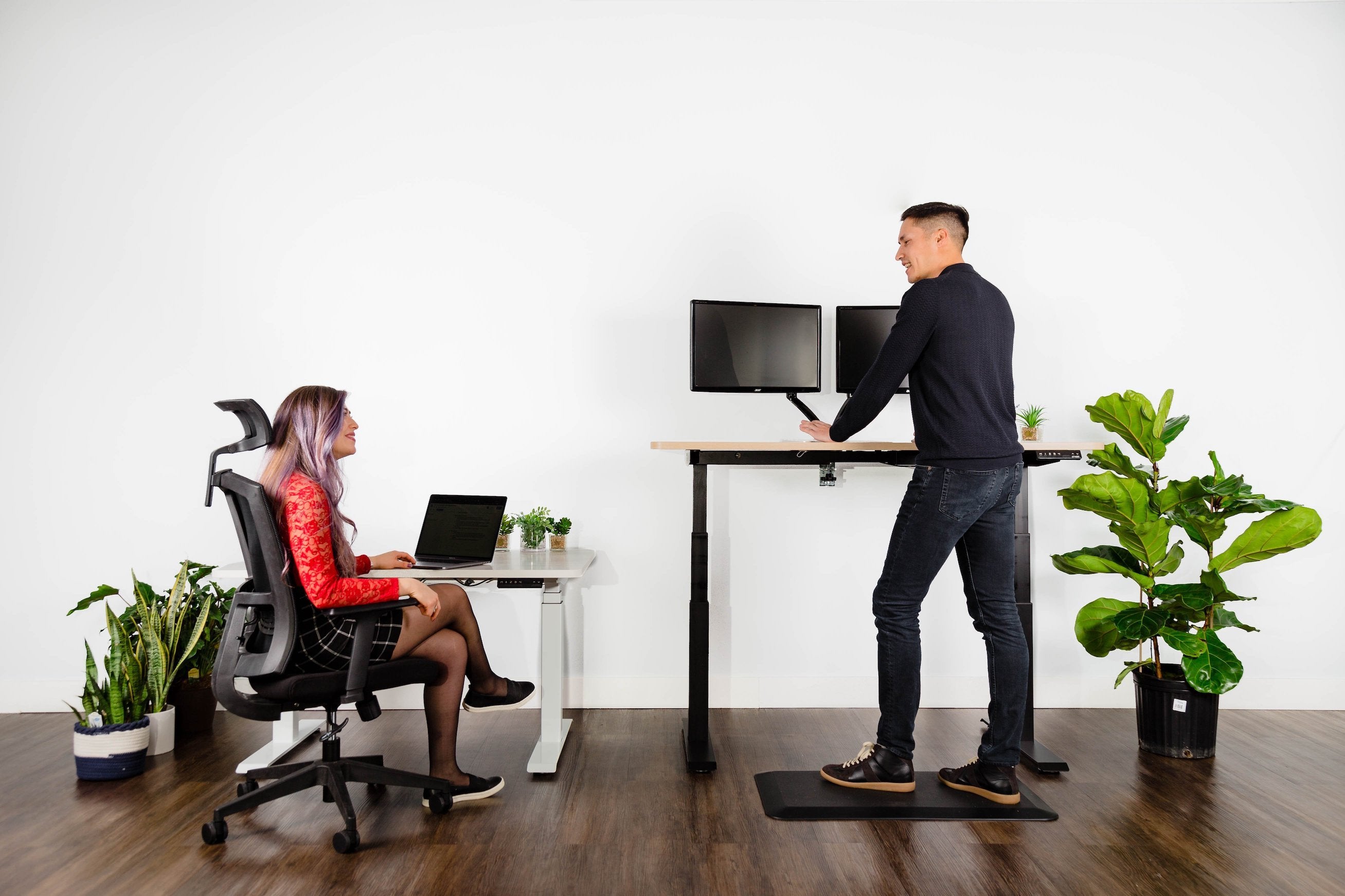 Effydesk in use at an office, one sitting and working employee, one standing and working employee