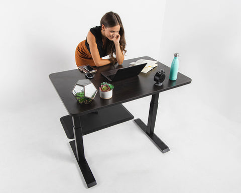 Electric Sit-Stand Desk with mat are perfect match from business women