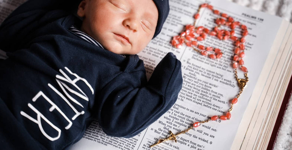 Bébé avec chapelet catholique