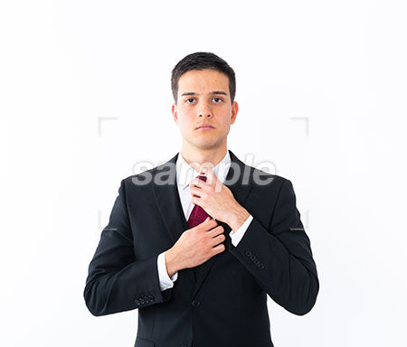 代男性ビジネスマンがネクタイを締める写真 Aph Prismgraph プリズムグラフ