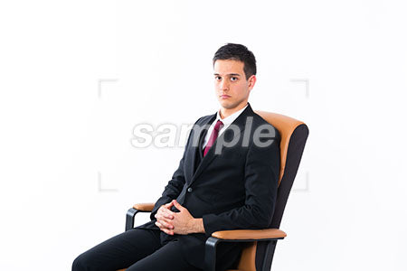 深く椅子に座って手を組んでいる男性の写真 Aph Prismgraph プリズムグラフ