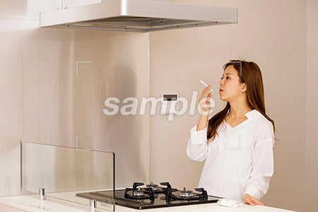キッチンでタバコを吸う女性の写真素材 Aph Prismgraph プリズムグラフ