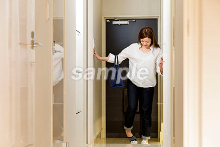 玄関で靴を脱ぐ女性の写真素材 Aph Prismgraph プリズムグラフ