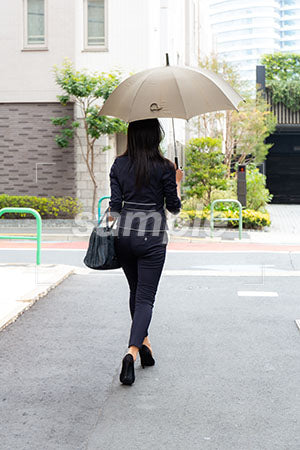 茶色い傘をさして歩く女性の後ろ姿 背中の写真素材 Aph Prismgraph プリズムグラフ