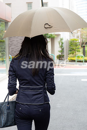 出勤で傘をさして歩く女性の後ろ姿の写真素材 Aph Prismgraph プリズムグラフ