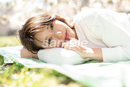 晴れた公園で寝ている女性の顔のアップシーン Aph Prismgraph プリズムグラフ