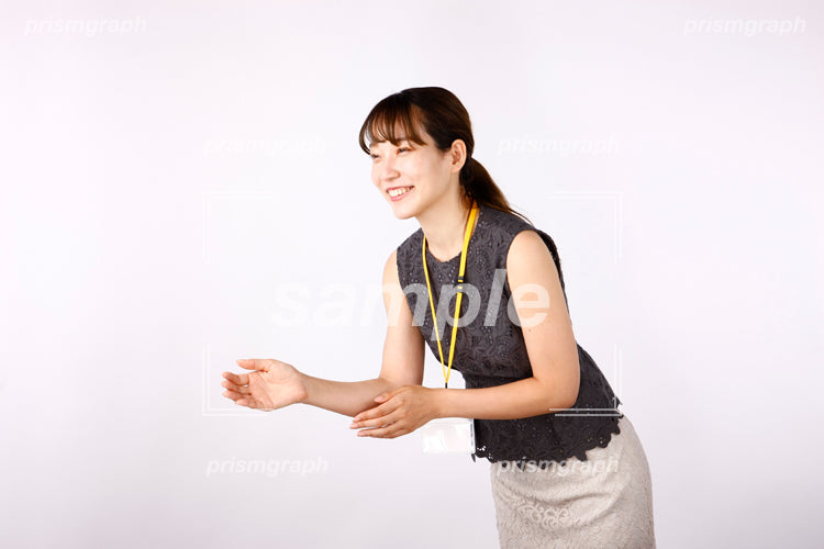 手伝いをしようとして手を差し伸べる女性の写真素材 Ad Prismgraph