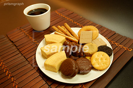お菓子の盛り合わせとコーヒーの写真素材 C Prismgraph