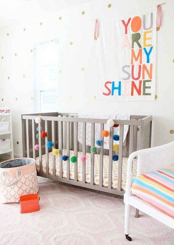 Buntes Kinderzimmer mit Regenbogenteppich