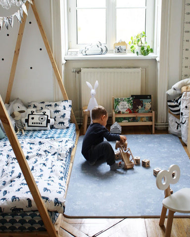 Farbenfrohes Kinderzimmer mit blauer Spielmatte