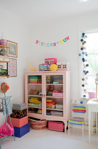 Kinderzimmer mit farbenfrohem rosa Schrank