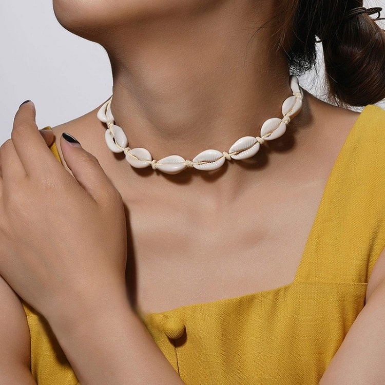 Superbe Collier Ras de Cou Blanc Coquillage